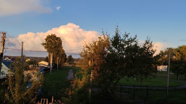 Деревенский закат, пушистое облако над деревней, счастливая деревенская жизнь