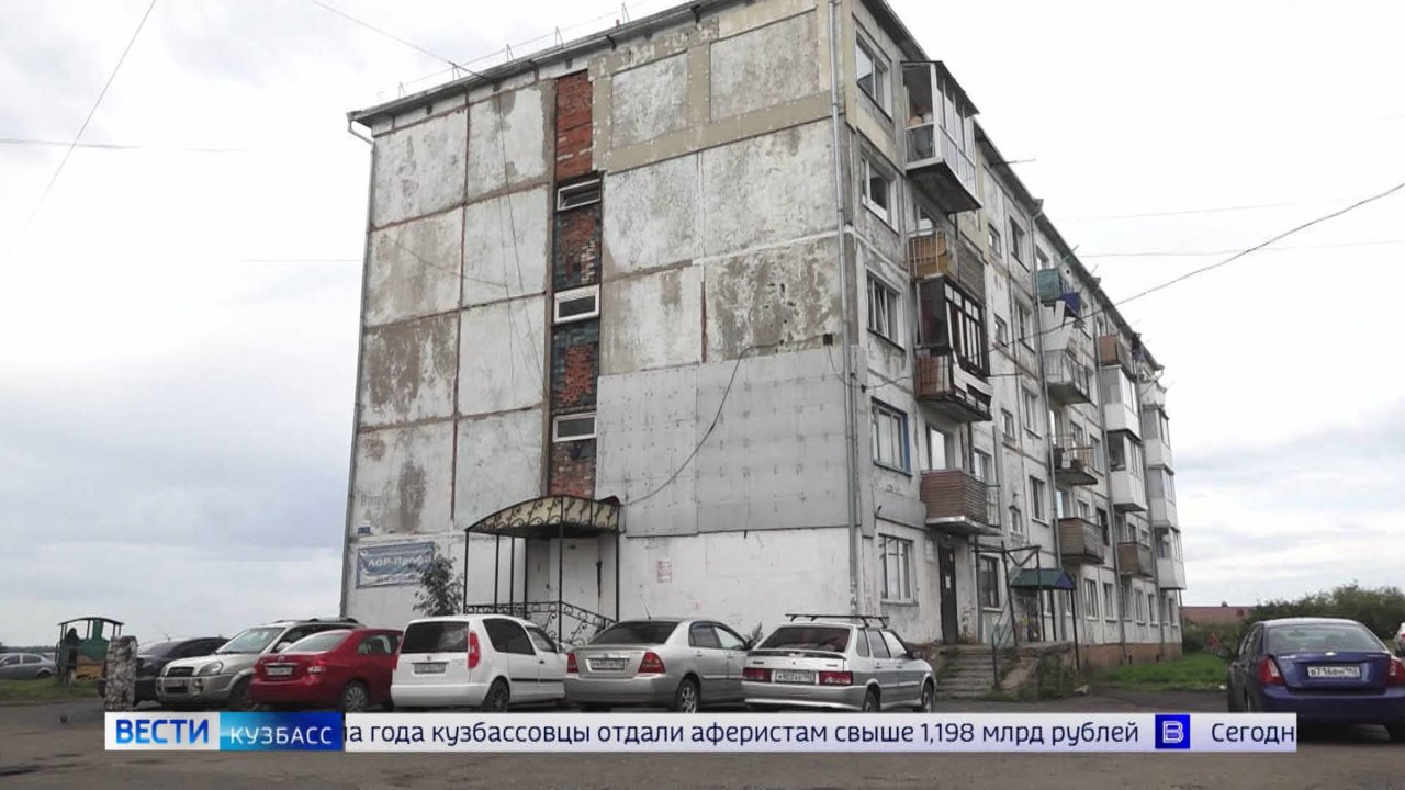 Петух на балконе: жители Берёзовского жалуются на владельца импровизированной птицефабрики