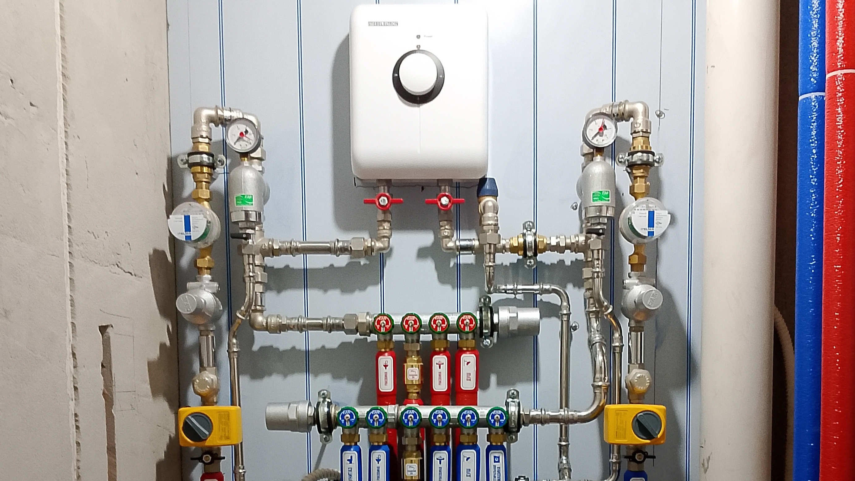 Как заменить трубы в новостройке. Как установить дизайн радиатор. Как сделать сантехузел в нишу.