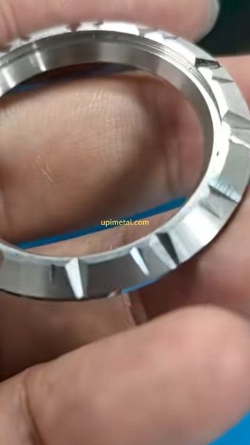 Угловатые зубчатые узоры на часовых бейзелях, изготовленные на CNC