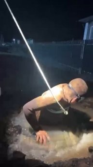 В Орске мужчина нырнул в затопленный колодец в ЖК «Звездный», чтобы перекрыть воду и предотвратить п