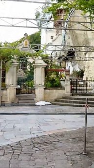 У входа нас встречает шестикрылый Серафим, выточенный из скалы #бахчисарай #крым #путешествия