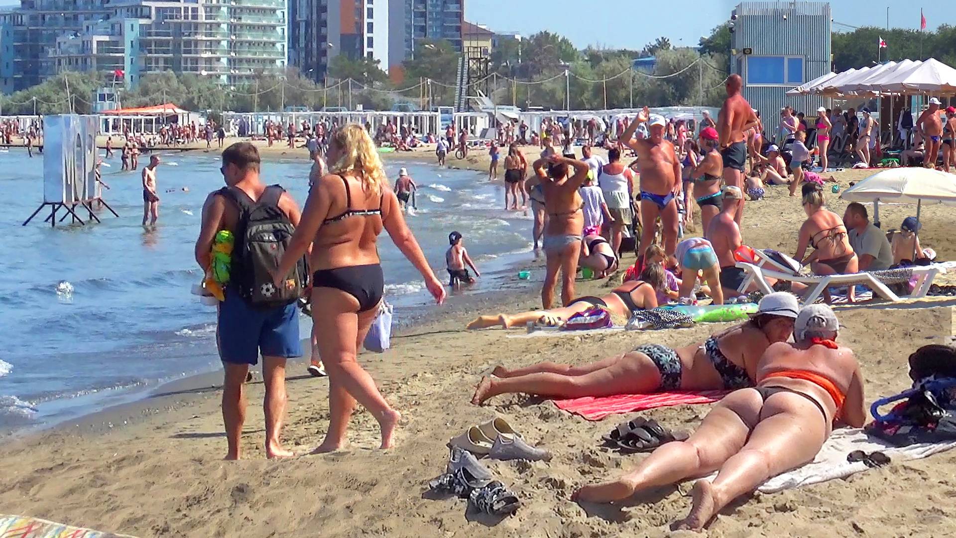 Анапа 11.08.25. Так выглядит "неофициальный" сезон. Пляжи закрыты но народ купается