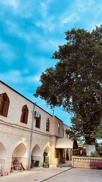 Имам Джафар ас-Садик (мир ему) сказал:«Аллах дарует свет в могиле тому, кто привык посещать мечети»