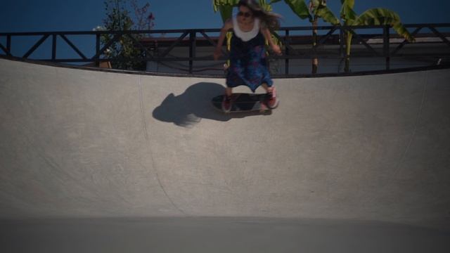 Скейтование в пуле Хоста Спот. Скейт школа для девушек unlocalgirls.ru