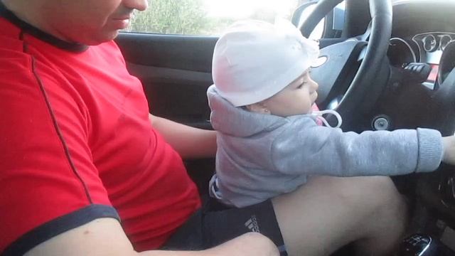 Дочка первый раз за рулем в 1 годик и сразу включает музыку