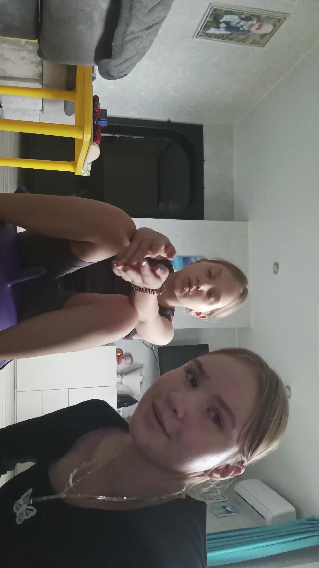 играю с систр в правду или действие 😊