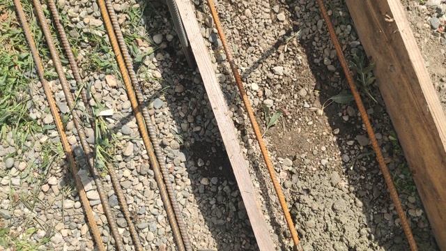 Лайфхак. Как обеспечить защитный слой арматуры в фундаменте без специальных приспособлений.