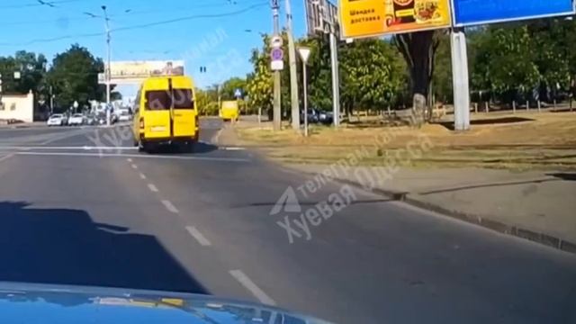 🇺🇦В Одессе мужчина выпрыгнул из бусика ТЦК прямо на ходу…