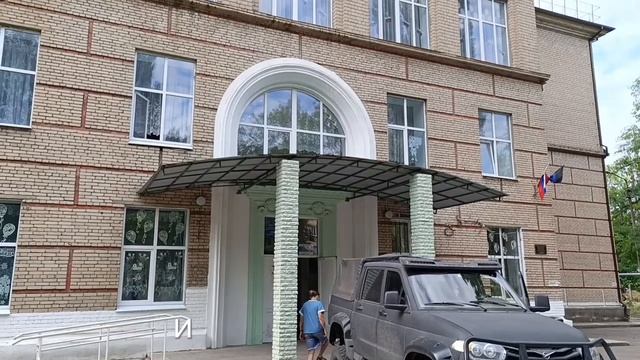 Волонтеры из Магадана передали книги в школы Ждановки