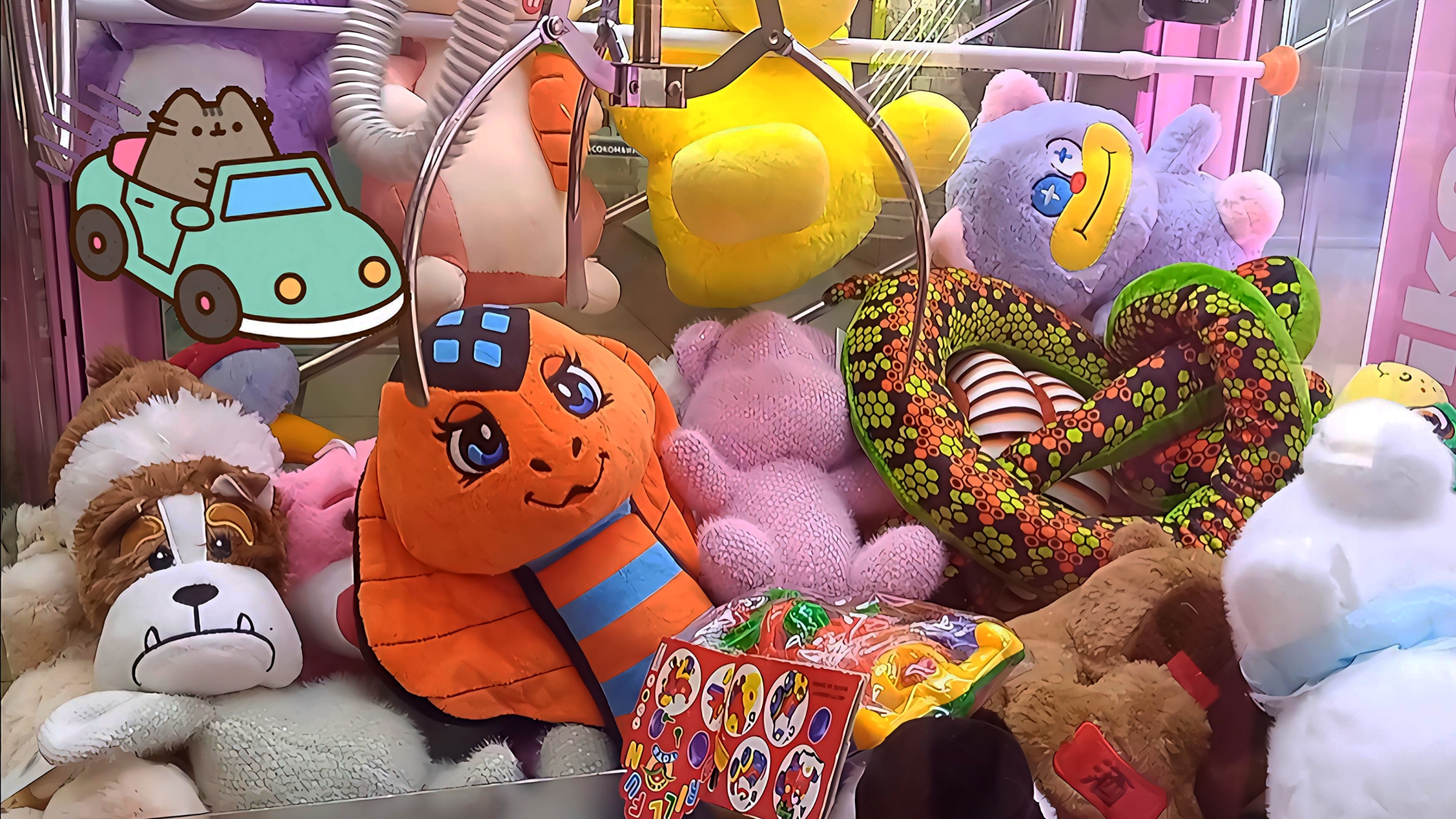 Достаем классные призы и игрушки из автомата Хватайка.