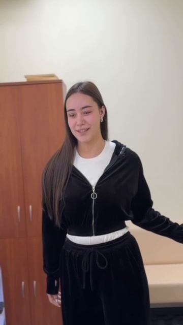 Взяли на работу в сеть пансионатов молодую девушку Smm-щицу рилсы снимать