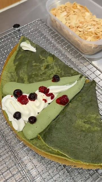 Блины с матча и кремом