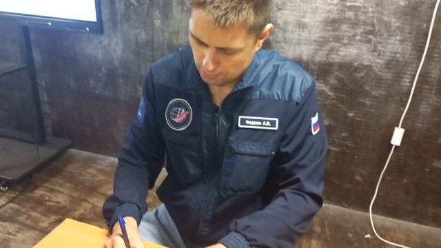Калиновка МАКШ =открытие космонавт Вндрей Федяев подписывает карточки  2023 году