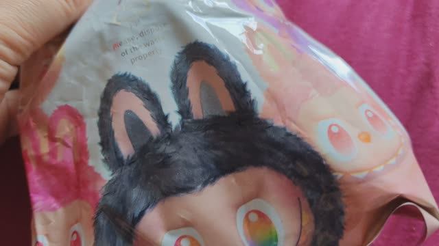 Открываем игрушку лабубу, мягкая игрушка labubu для малышей