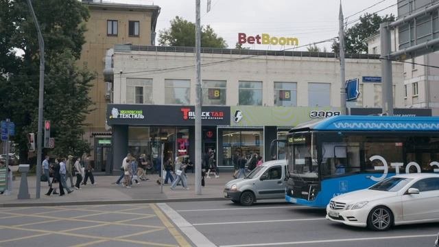 Торговая галерея с сетевыми арендаторами на первом этаже двухэтажного ОСЗ у выхода изметро