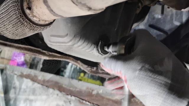 Снятие Гбц Hundai Elantra 3 2005 ДВС 1.6. Часть 1 сливаем масло с ДВС.