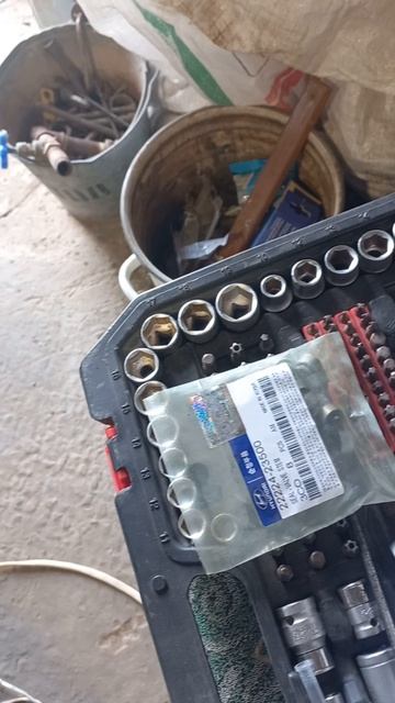 замена маслосьемных колпачков на кио рио 2.часть 2.