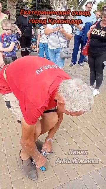 Книга рекордов Гиннеса. Самый маленький велосипед.