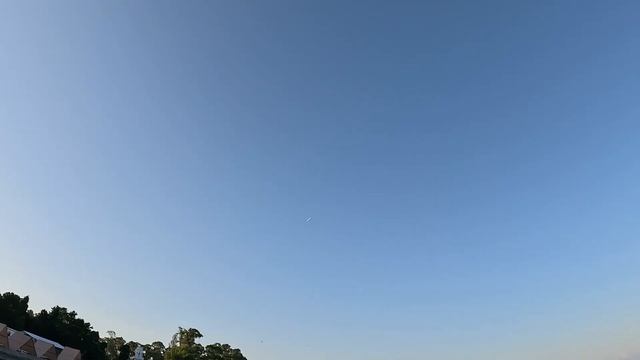 Самолёт пролетает над луной