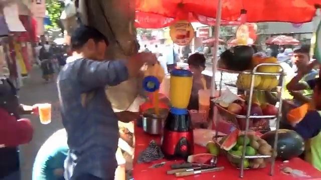 Сок из манго арбуза ананаса бананов Уличная еда Мумбай Индия