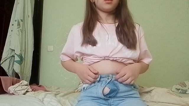 Примеряю маленькие джинсы:)