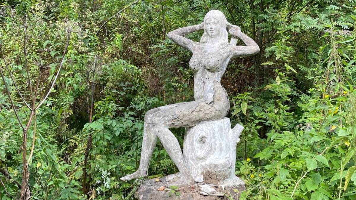 Нашли заброшенный домик со статуями в глубине тайги