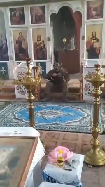 ВСУшник в Курской области нацепил рясу, курил в храме и украл крест