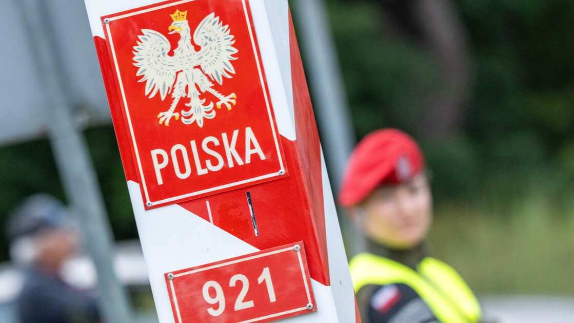 Польша выдворит 57 украинцев после скандала с бандеровским флагом на концерте