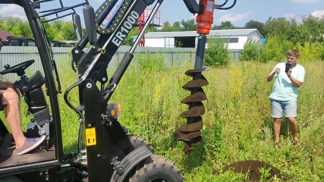 Телескопический погрузчик ER1000 демонстрация работы ямобура.