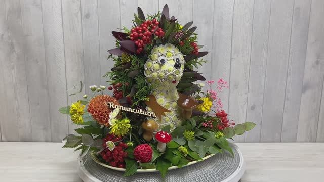 Композиция из живых цветов в форме ежика
