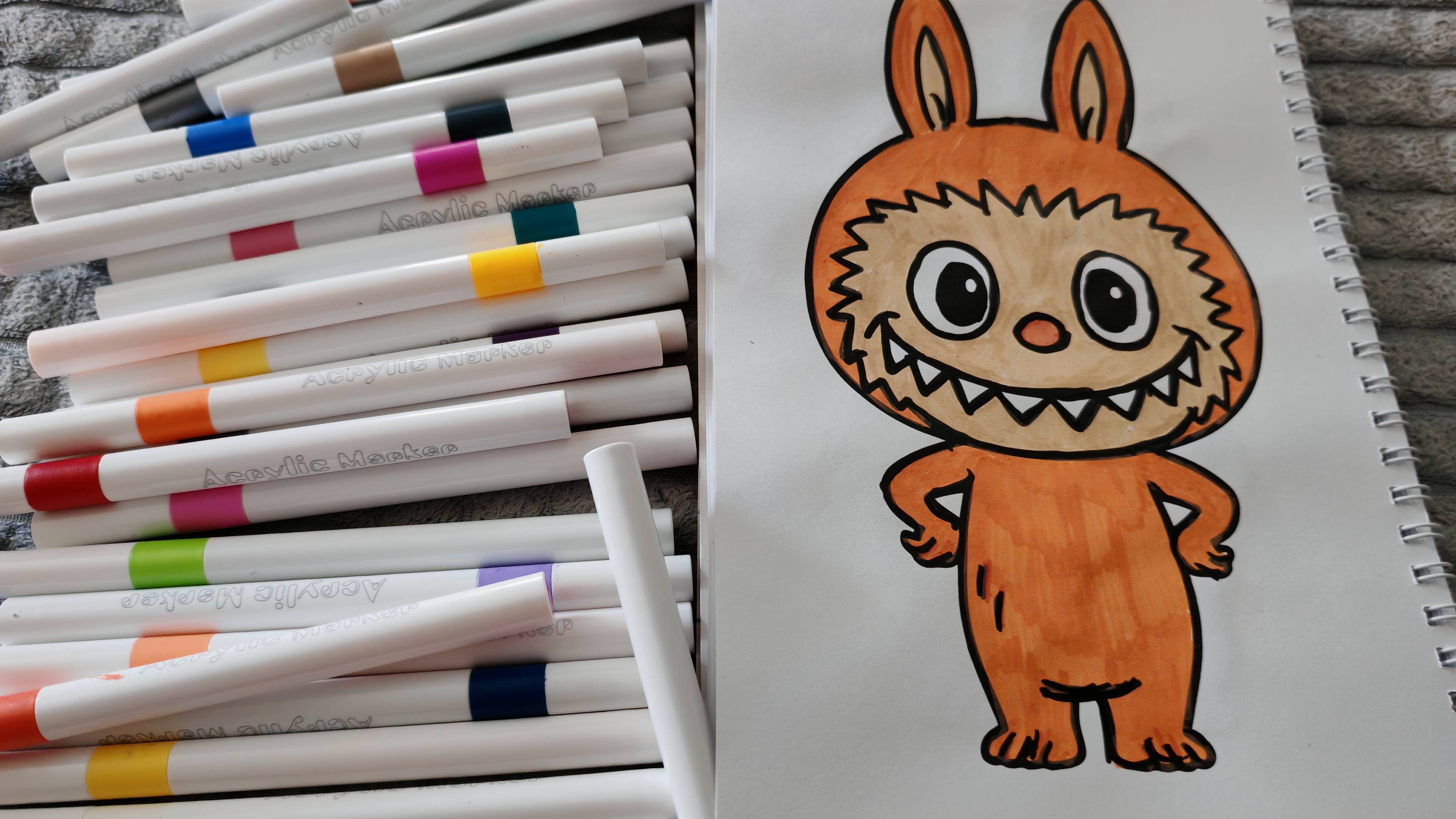 Раскрашиваю лабубу акриловыми маркерами