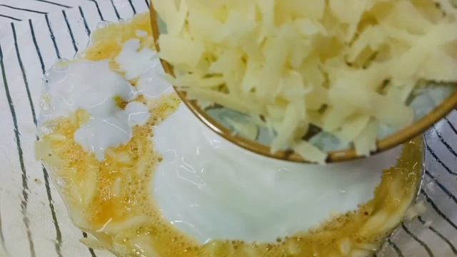 Просто натрите кабачки и добавьте яйцо и сметану! Так вкусно что готовлю часто летом