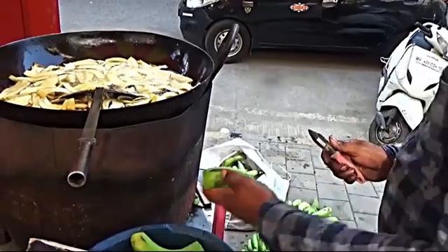 Приготовление чипсов из бананов Уличная еда Экзотические блюда Путешествия Мумбай Индия