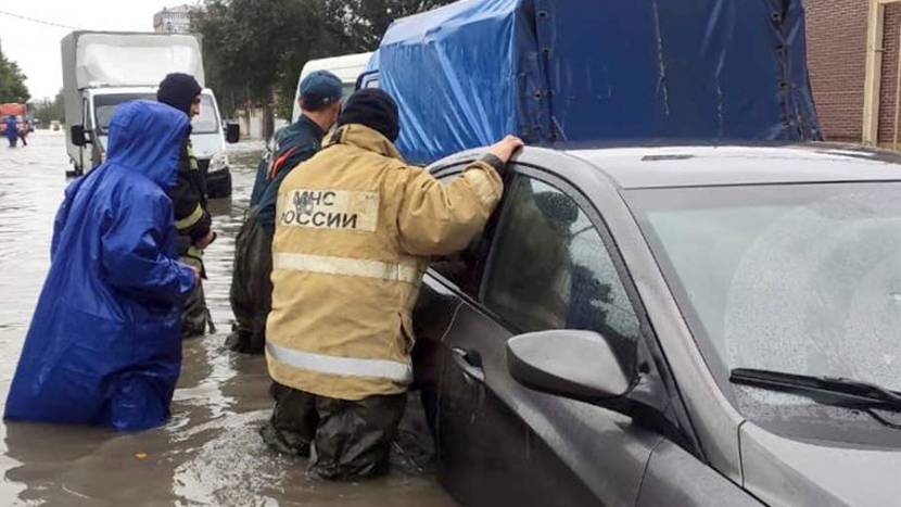 В Дагестане мужчина и его племянник спасли семью из тонущего автомобиля