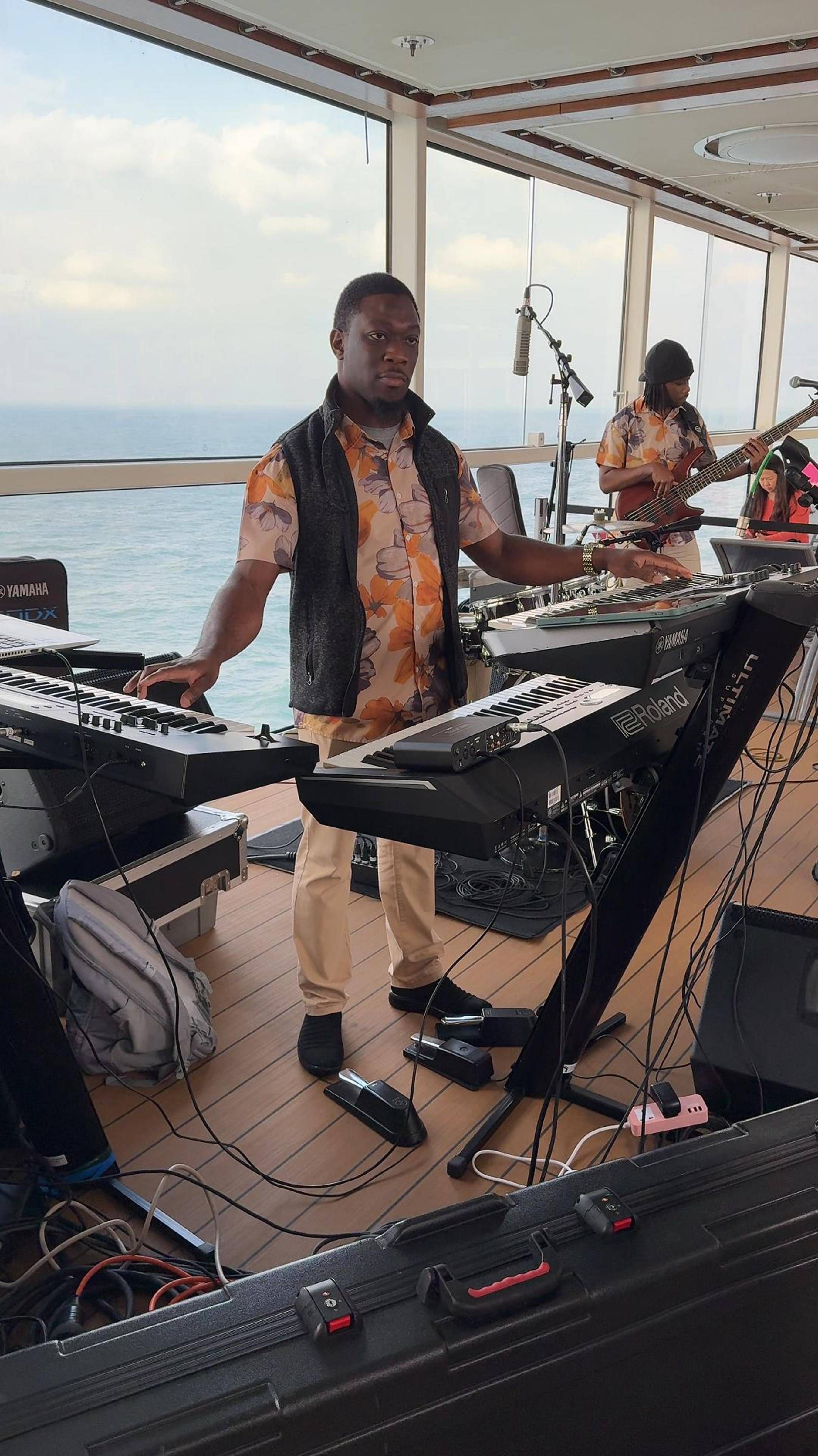 Эдди Мёрфи подрабатывает в круизе #cruiseship