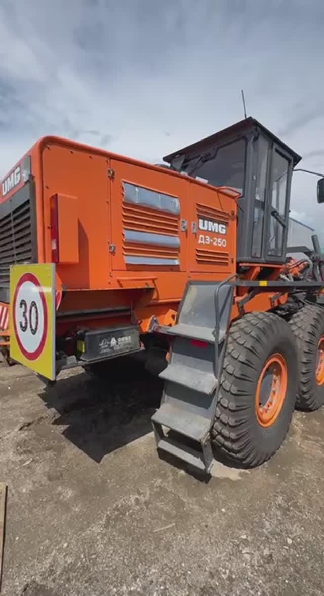 Обзор б/у автогрейдера UMG ДЗ-250, 2023 г.в., 894 м.ч., Красноярск