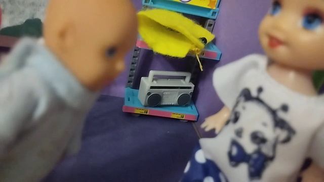 В животе арбуз вырастет? 🤔🤣🤣 Сабрина и Артём: весёлые истории кукол Барби.