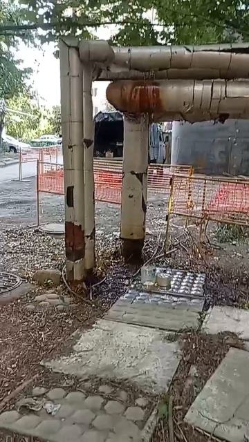 Возле дома 2 А на улице Церетели в Донецке с апреля месяца течет теплотрасса