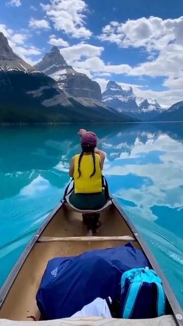 🌊Проплывая на каноэ в национальном парке Джаспер, ощущаешь на себе все природные краски Канады, ...
