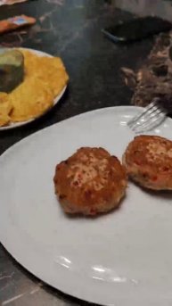 Мы кушаем вкусняшки от Наташки 👍 Котлетки куриные с творогом. Рецепт у нее🤣