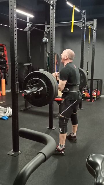 У меня есть время, но нет сил ждать! Музыка и упражнения слились в одном порыве - приседания Зерхера