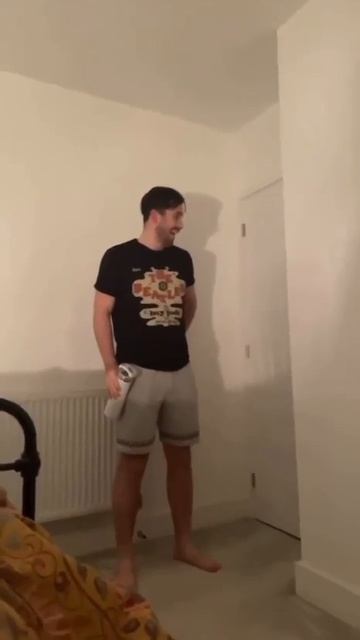 Впустите, кожаные, а то пожалеете! 😠