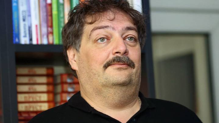 Писатель Дмитрий Быков уехал из России в США