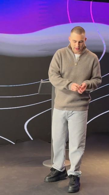 Павлик Водолей в образе кассирши премьера