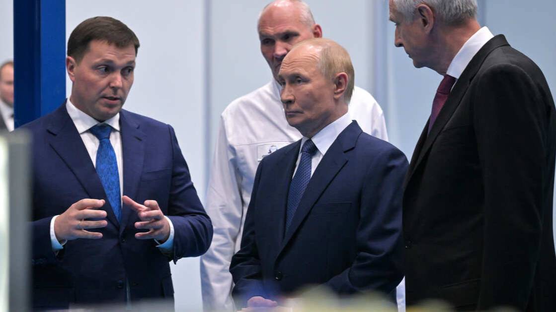 Путину показали производство рыбного жира на заводе "Омега-Си" в Магадане