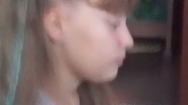 Вике делают косички как у меня