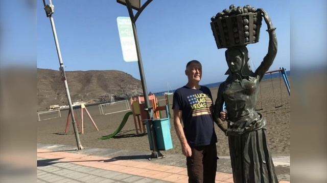 С корзиной винограда.