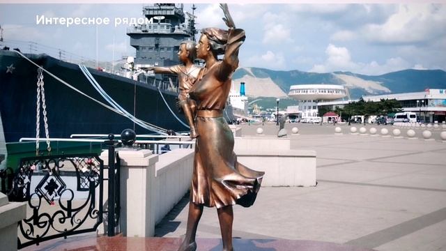 Памятник жене моряка в Новороссийске, скульптура девушка на дельфине.