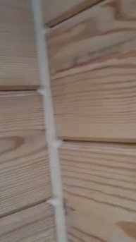 Идет отделка дома из клееного бруса - обратите внимание как мы герметизируем торцы и перерубы